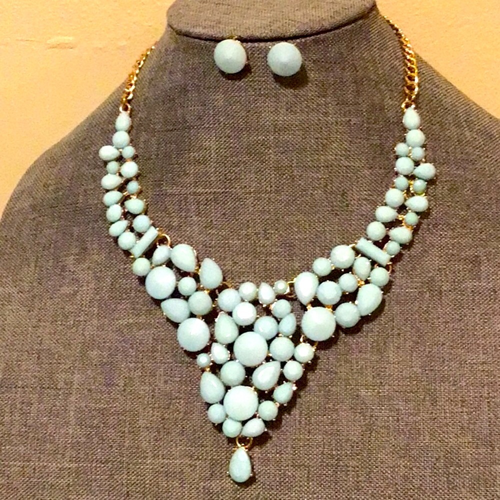 NEW. Gold Tone Blue Jewelry Set(Necklace/Earrings)